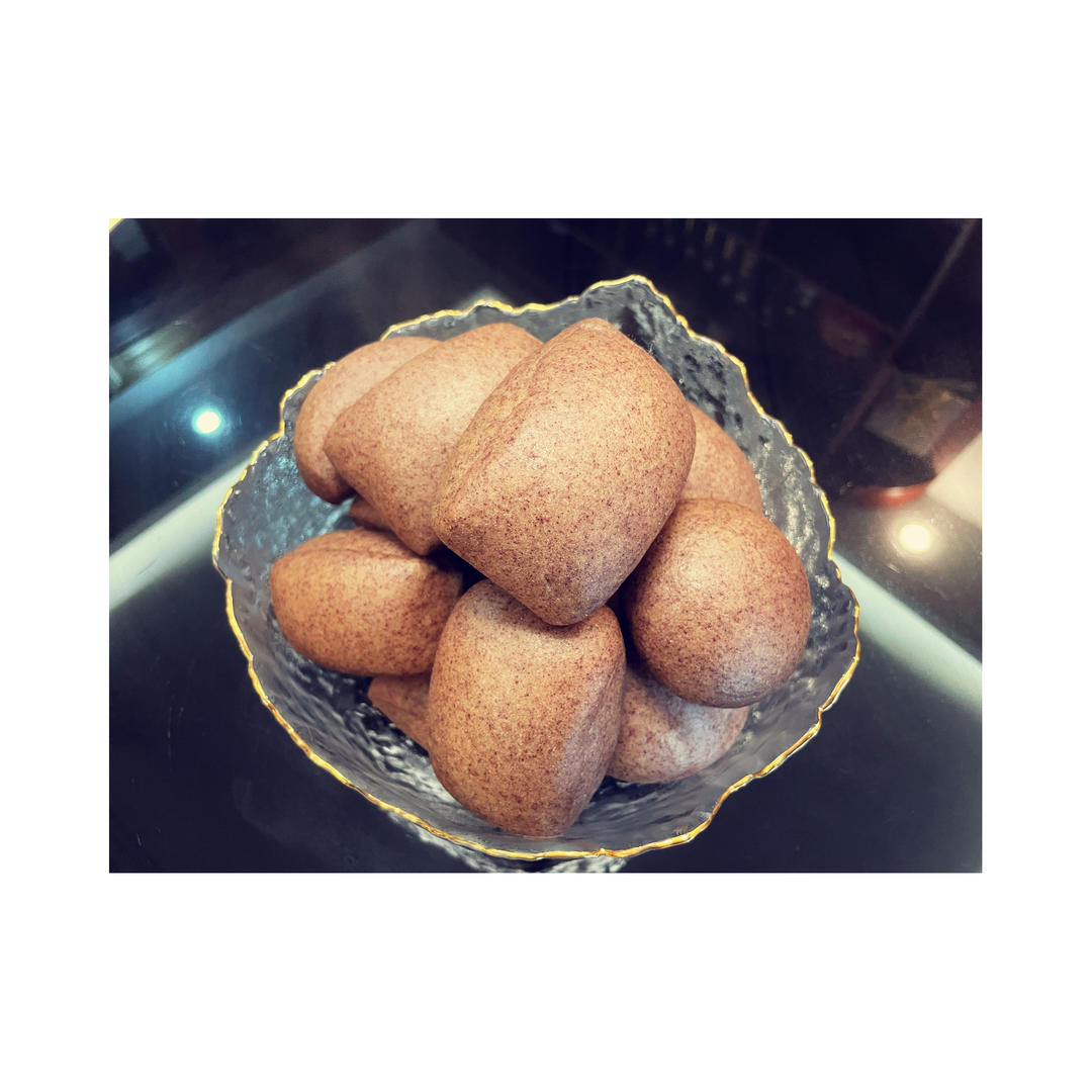 黑全麦粉馒头