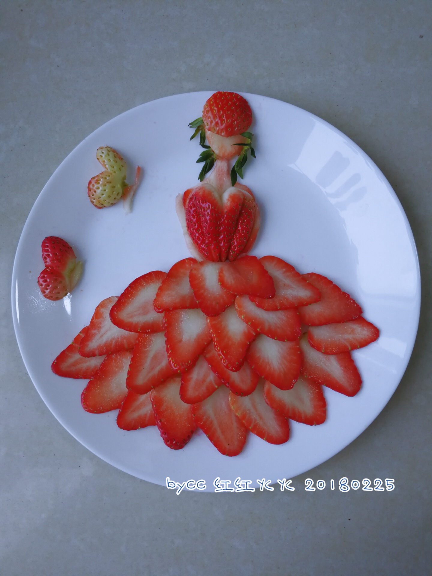 草莓姑娘，创意水果拼盘的做法