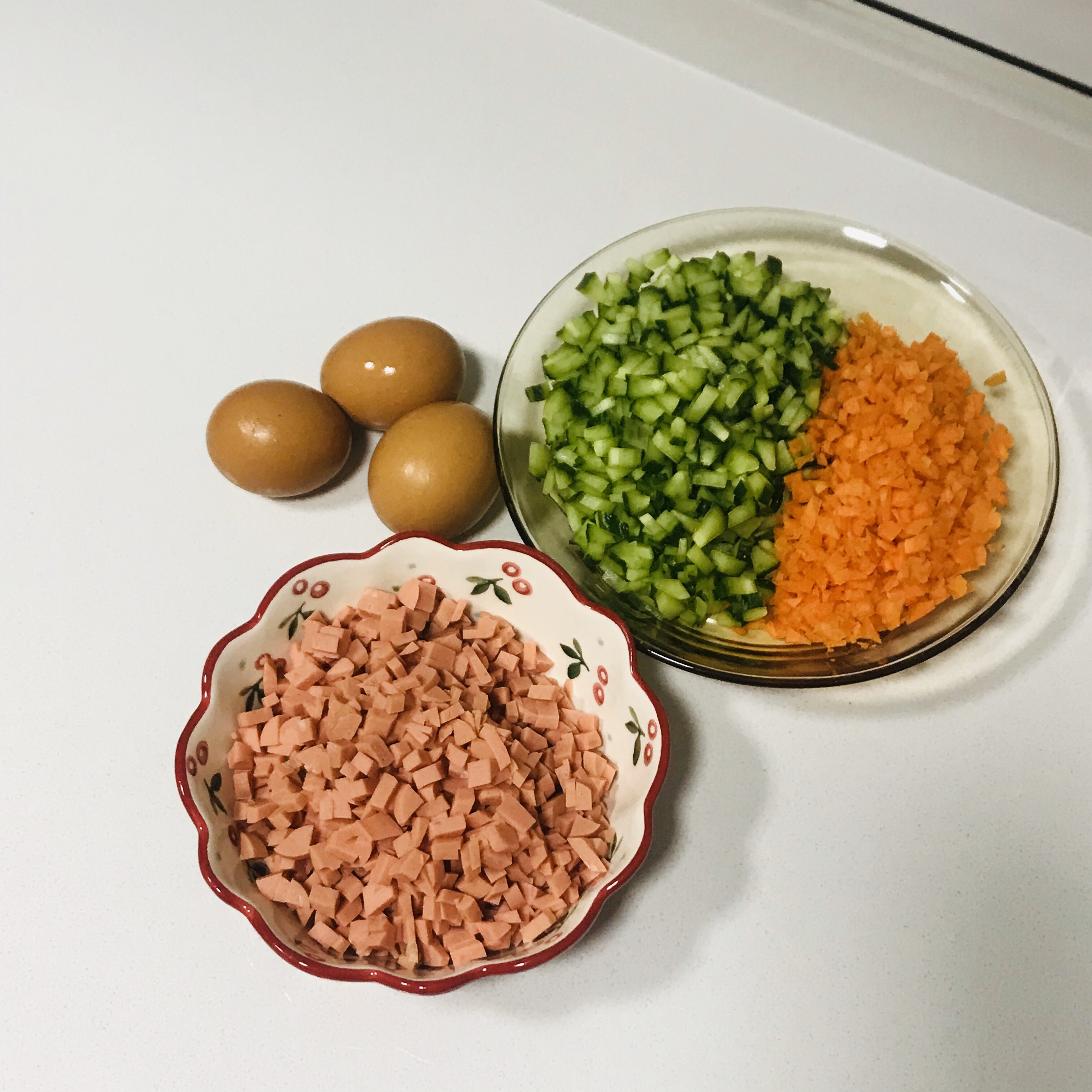 🍛消耗米饭的好办法～蛋炒饭的做法 步骤1