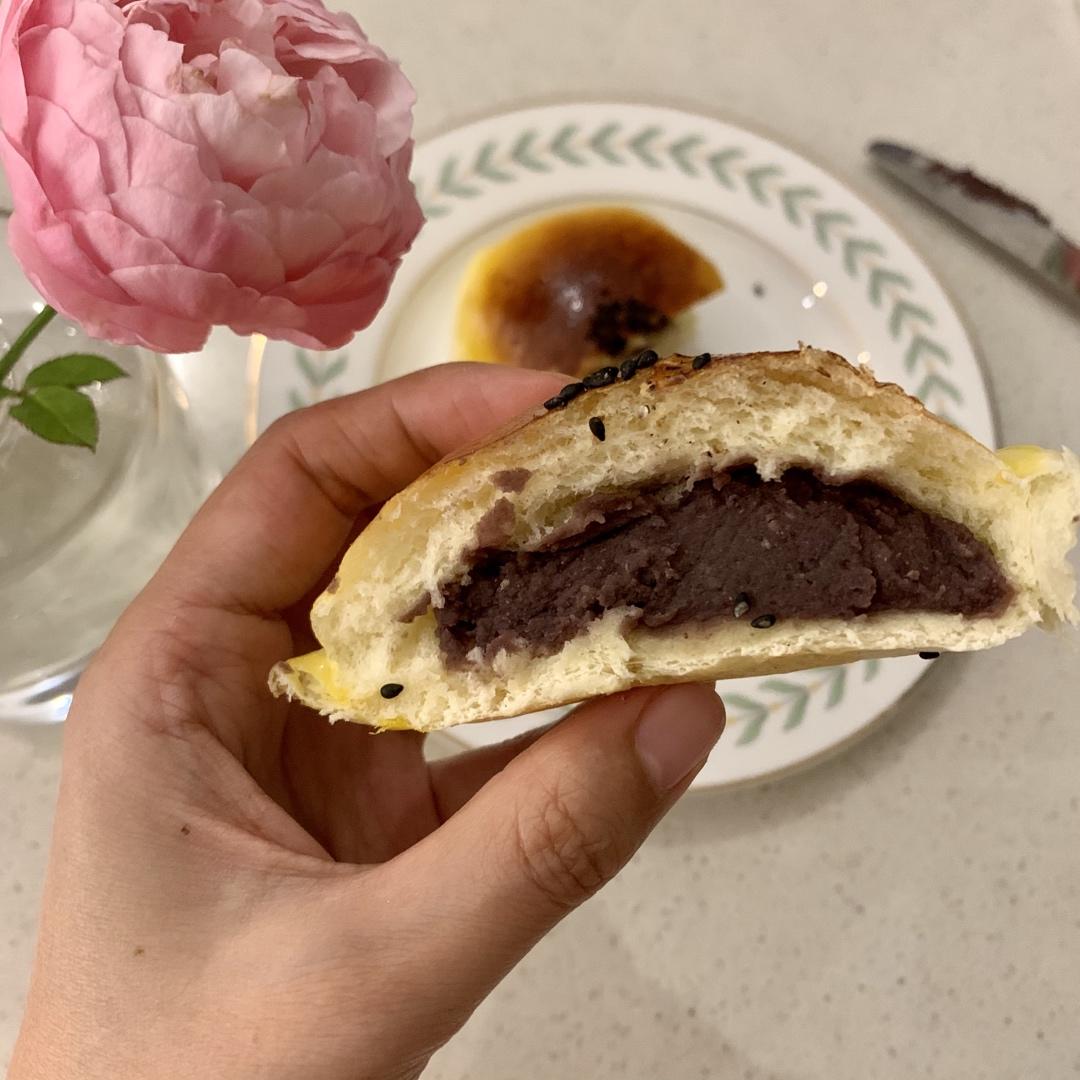 超软的奶香红豆沙面包