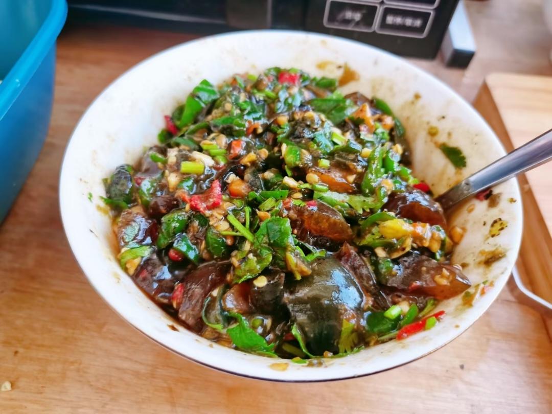 每个人都可以下三碗饭的辣椒擂皮蛋