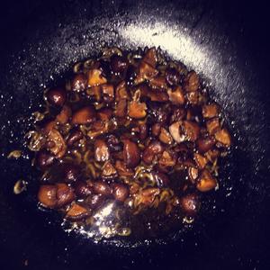 香菇腊肠虾皮焖饭的做法 步骤4