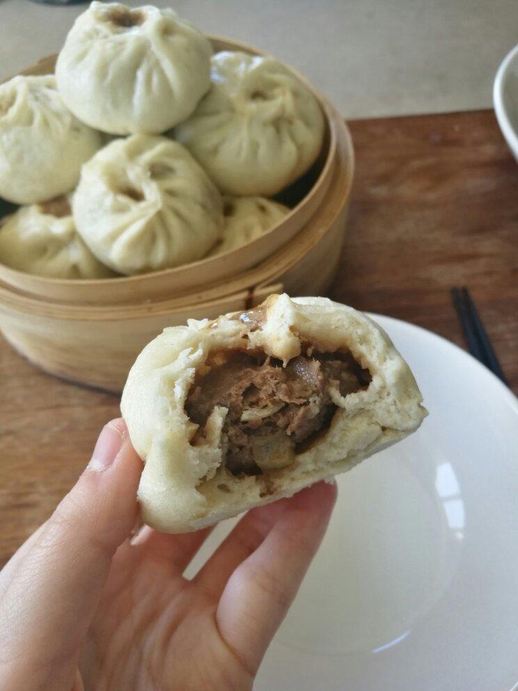 鲜美多汁的洋葱牛肉包子