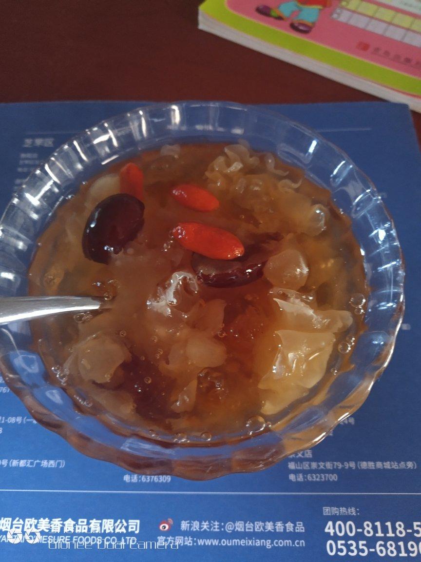 桃胶雪莲子银耳羹
