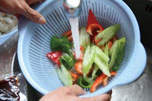 麻辣鸡翅香虾锅的做法 步骤2