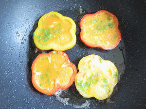 双色彩椒酿蛋饼的做法 步骤7