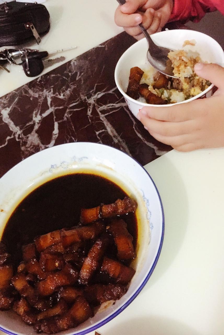 你姐我姓付单名敏做的吃着碗里望着锅里的红烧肉