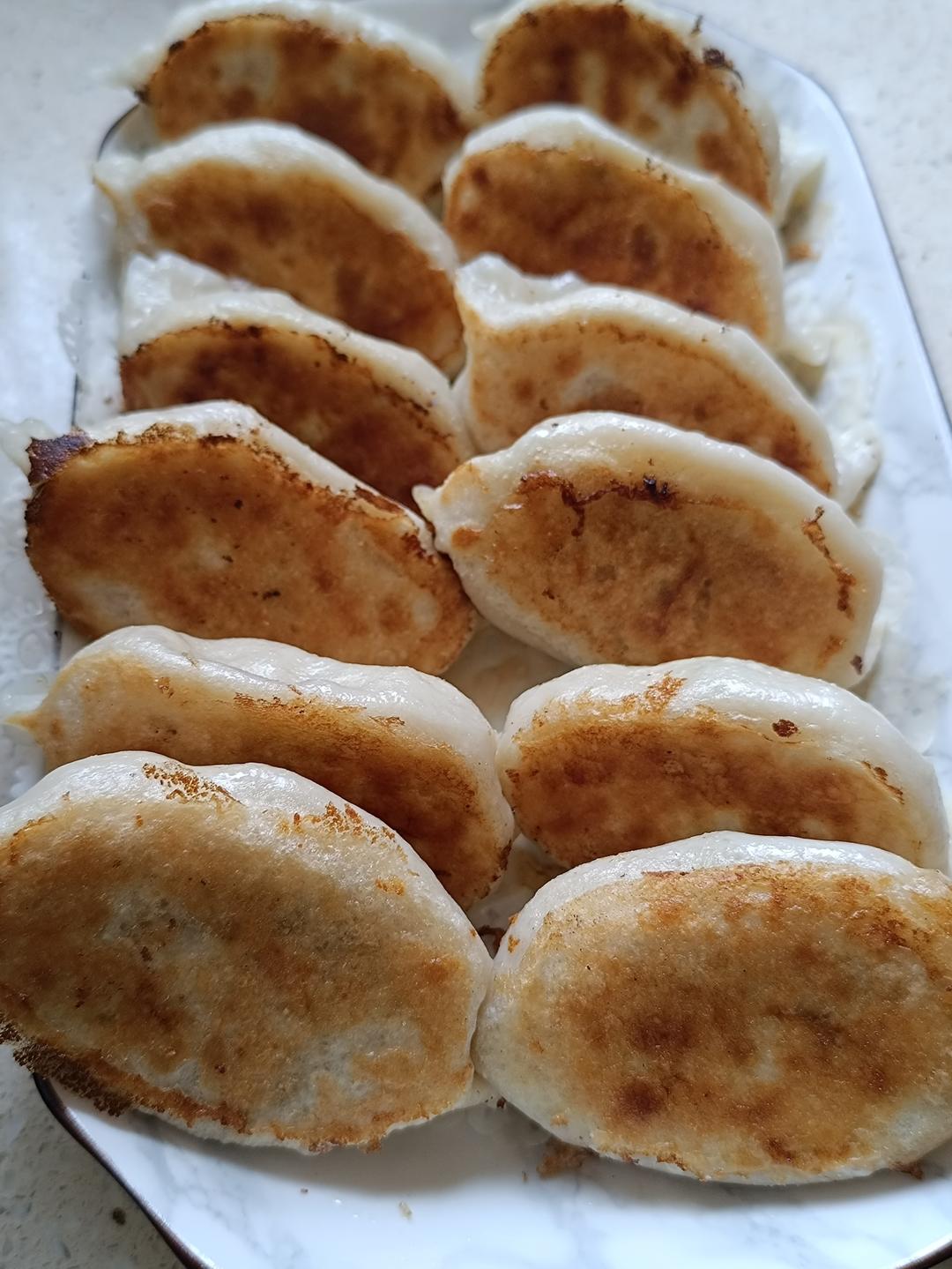 包饺子（内附饺子包法视频和煎饺做法以及白菜猪肉馅，黄瓜虾仁馅，韭菜鸡蛋木耳虾仁馅，小白菜木耳猪肉虾仁馅 鱼馅等调制方法）