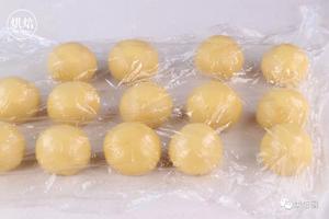 1年只卖15天的台湾菠萝蛋黄酥 黄油版不混酥 更香~的做法 步骤23
