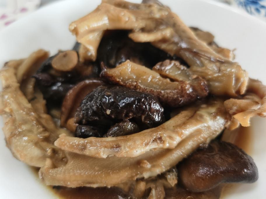 冬菇海参焖鸭掌的做法