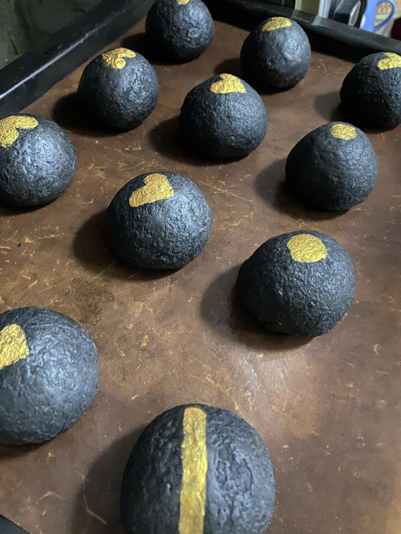 酥掉渣凤梨蛋黄黑金酥