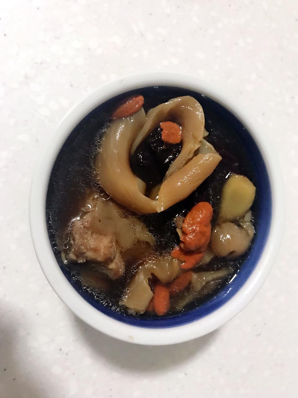 海马老鸡炖花胶汤