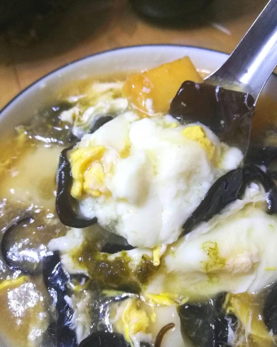 豆腐脑的做法：超市里盒装的内酯豆腐，打开盒放在碗里蒸，然后做豆腐脑的卤汁（虾仁、蘑菇丁加水，加入海鲜酱油、稍许盐，开锅后打入鸡蛋液，用水淀粉勾芡做成浓汁）豆腐蒸好后，倒出多余汤汁，浇上卤汁，一碗干净卫生，营养丰富的豆腐脑就做成了。