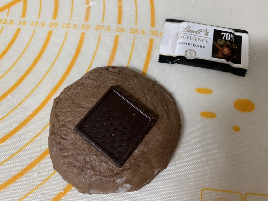 🍫元气满满🔆巧克力面包（黑巧克力可可豆➕黑巧克力夹心）☀️的做法 步骤7