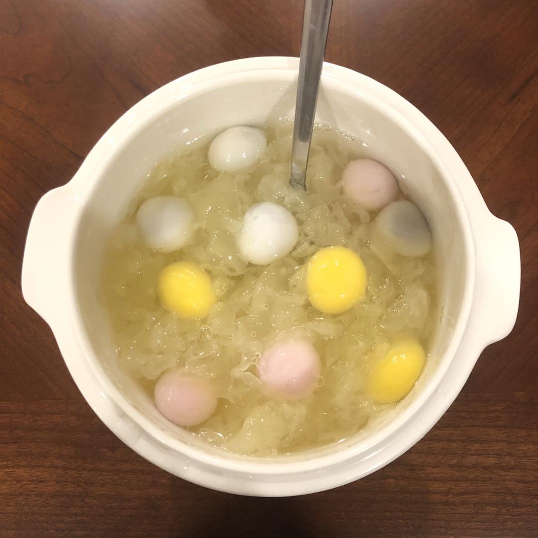 鲜龙眼汤圆桃胶银耳汤