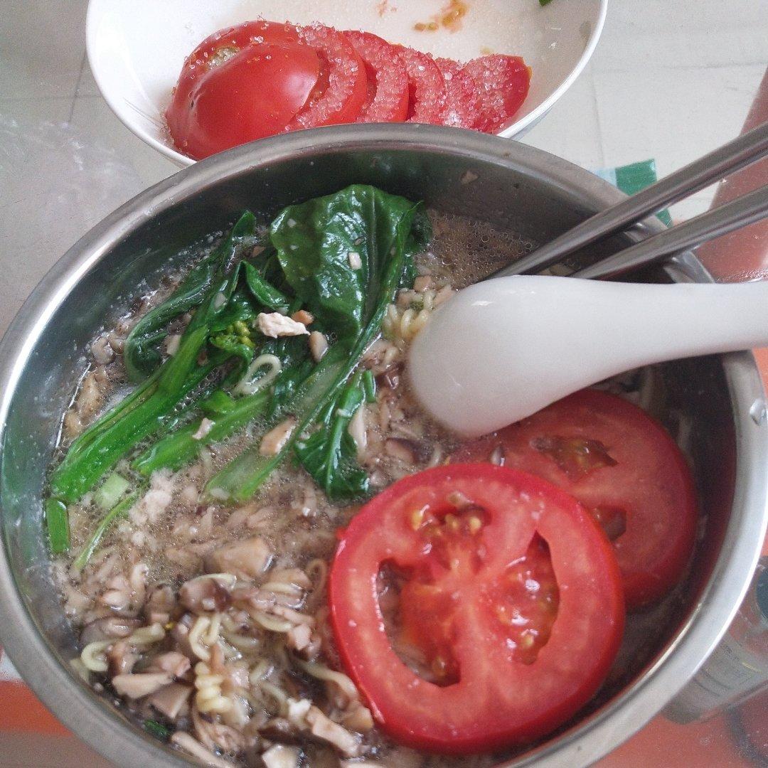 菌汤面条 看得见的香菇 尝得到的鲜美 这才是真正的菌汤