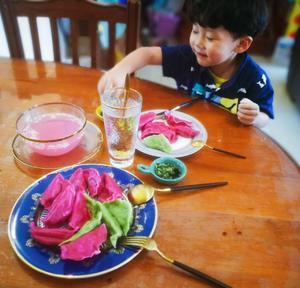 彩色虾肉儿童饺子（非常香很美味，儿子等不及用手抓着吃）的做法 步骤2