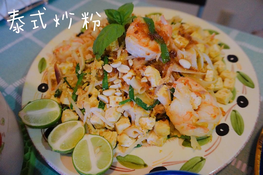 泰国的街头美食:大蝦炒粉Pad Thai泰式炒粉