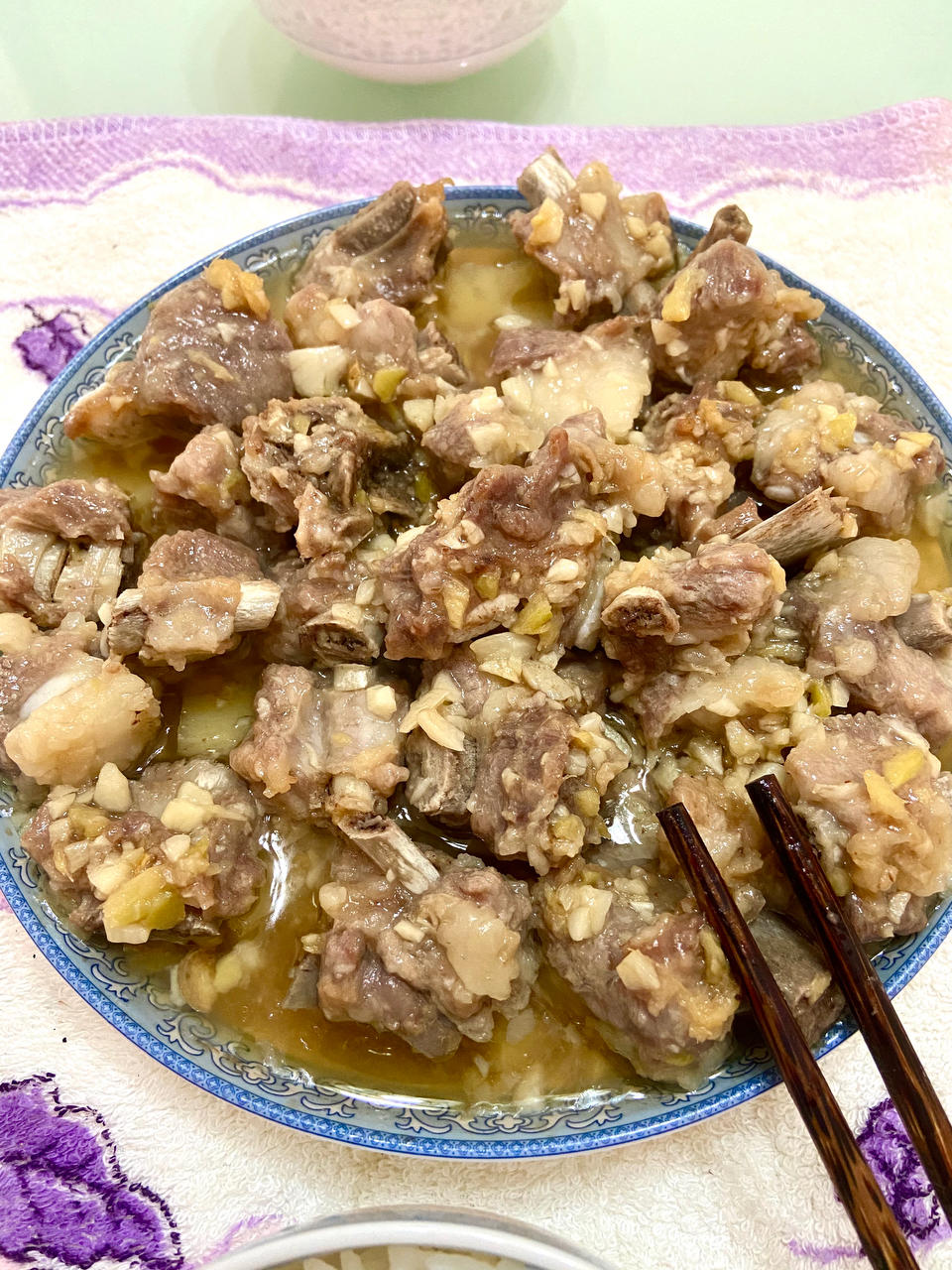 蒜香蒸排骨（垫底的土豆也超级绵软入味）