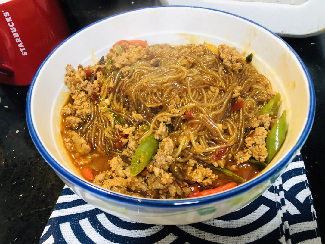 10分钟快手菜，巨下饭的肉沫粉丝煲