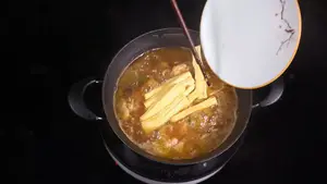 豆黄金豆厨房丨鲜腐竹焖鸡做法，一般人我不告诉TA！的做法 步骤12
