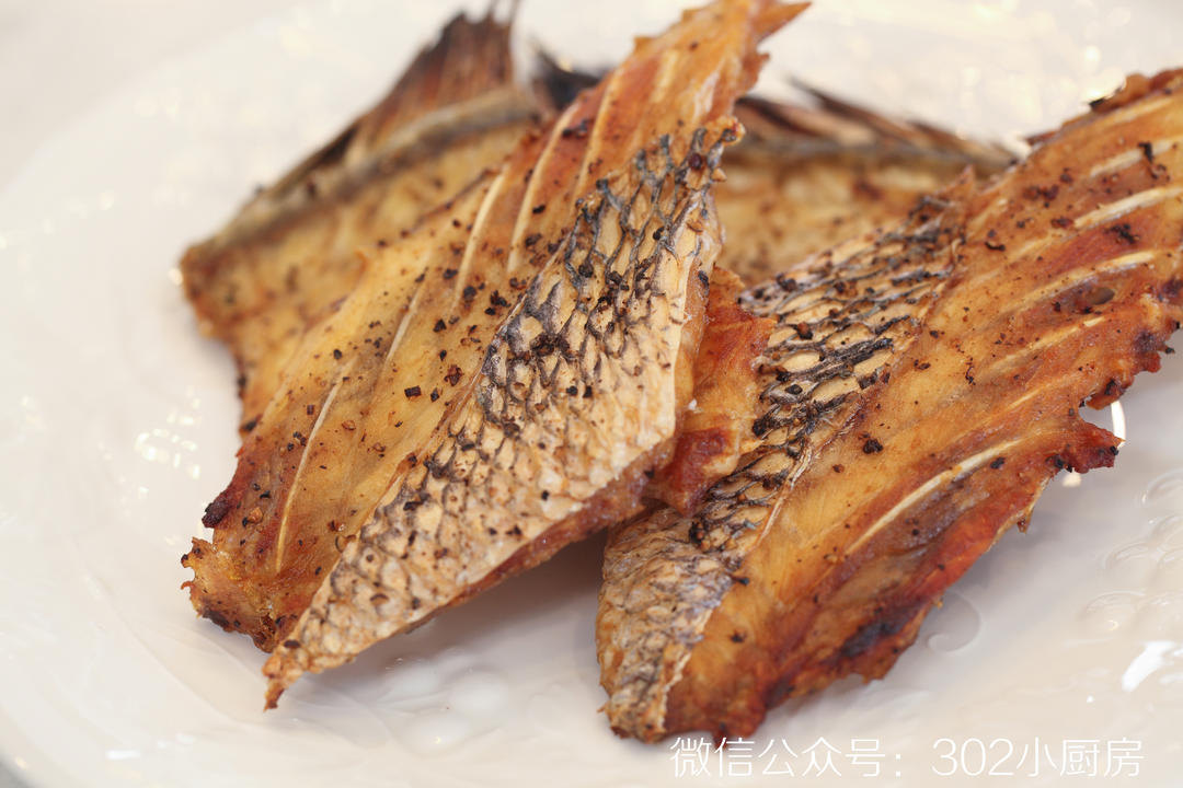 黑胡椒烤鱼骨（以黑鲷鱼骨为例） <302小厨房>