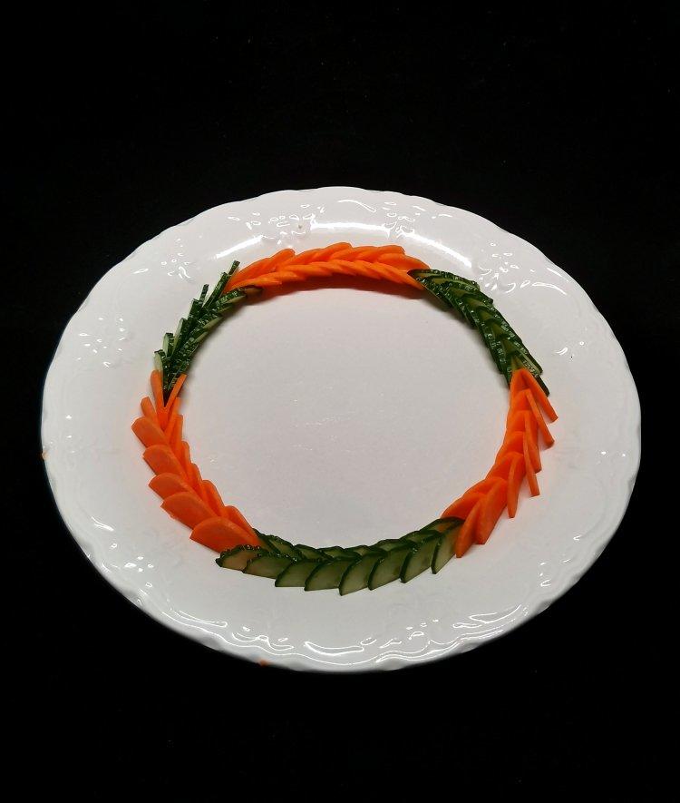 tj隆哥做的黄瓜胡萝卜版的一条龙盘饰