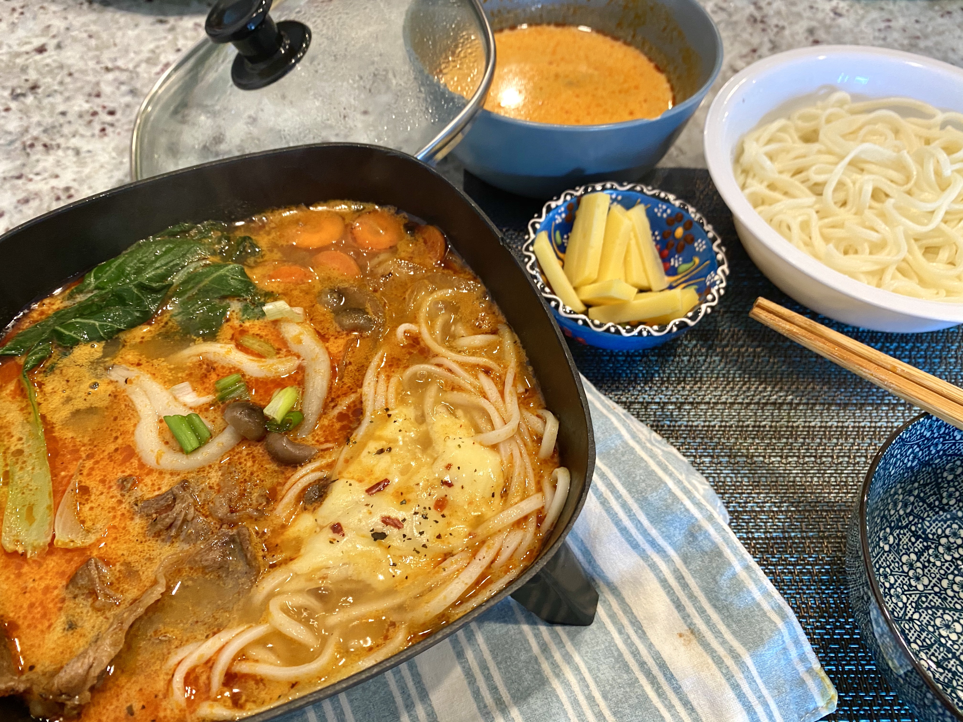 冬阴功小火锅之牛肉鲜蔬配面 （Tom Yum Soup base hotpot with beef，vegetables and noodles)的做法