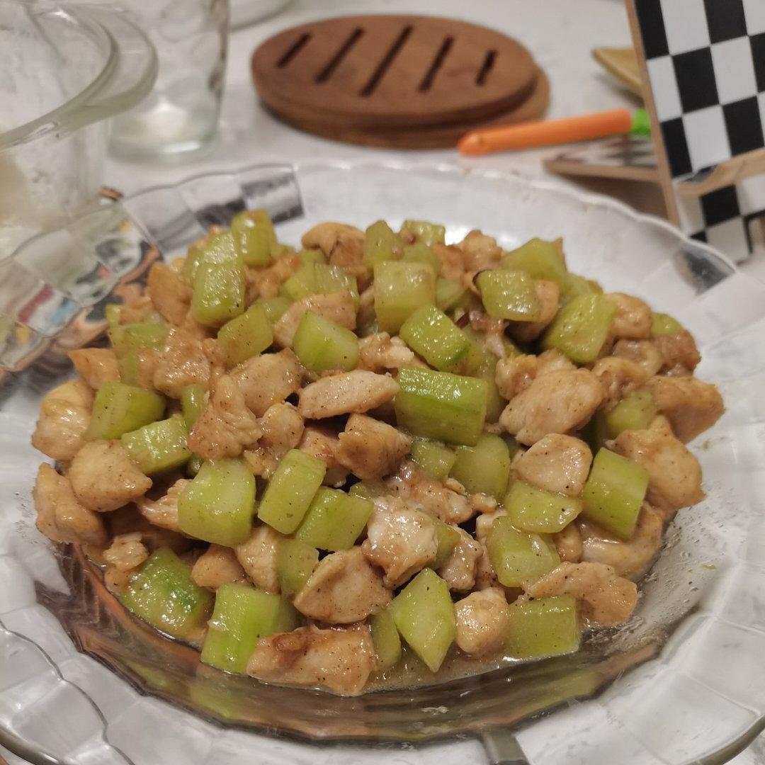 清爽解腻的黄瓜炒鸡胸肉，低脂低卡减肥食谱
