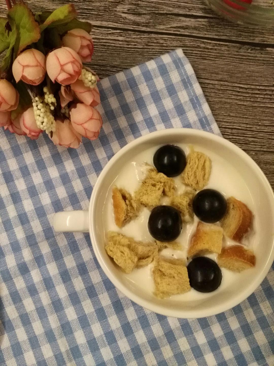 面包水果酸奶沙拉