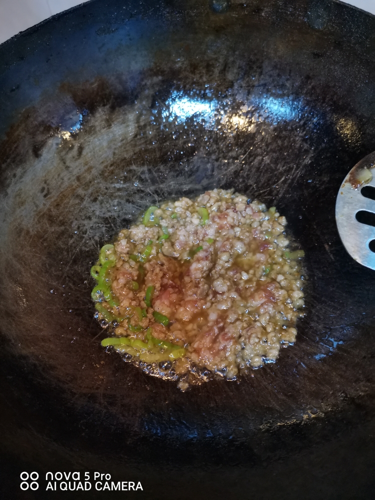 肉沫香煸豆角土豆的做法 步骤4