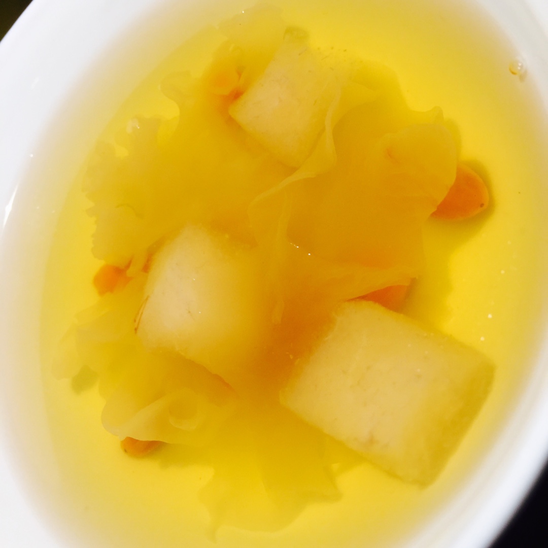 银耳雪梨红枣枸杞甜汤
