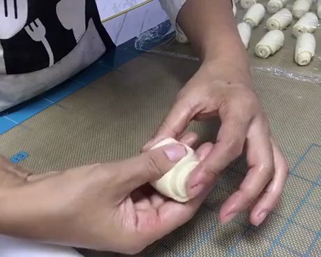 超级详细视频演示蛋黄酥 适合新手最简单入口即化的蛋黄酥 酥的掉渣的蛋黄酥的做法 步骤13