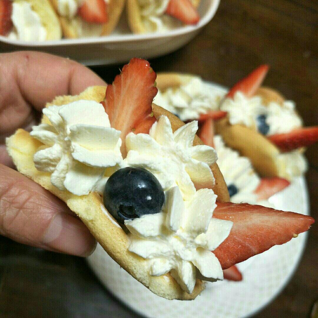 草莓抱抱卷