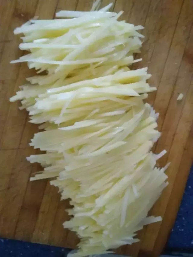 洋芋擦擦的做法 步骤1