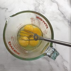 广式月饼万用刷蛋液配方的做法 步骤1