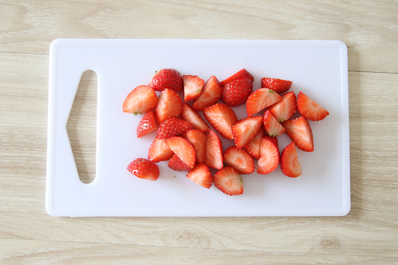 草莓酸奶块的做法 步骤1