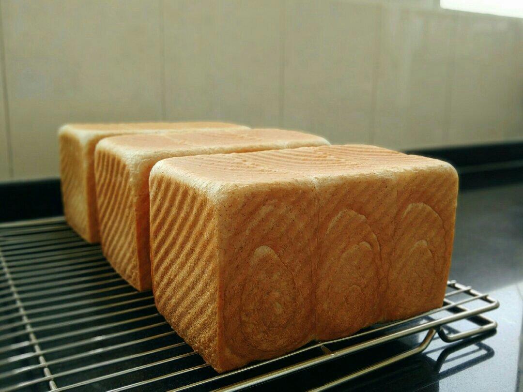 柔软的蜂蜜牛乳全麦吐司