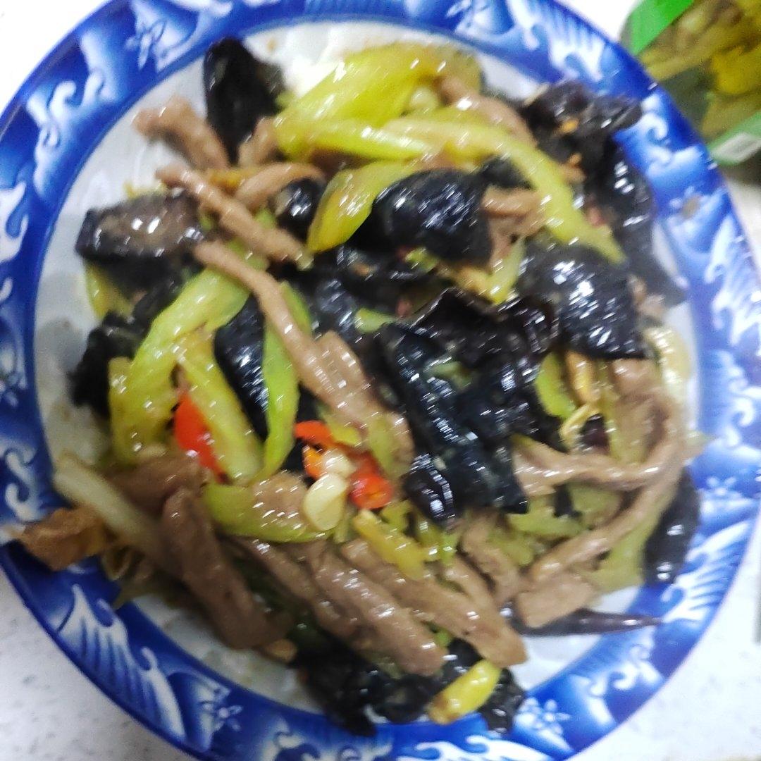 牛肉炒芹菜(不老不柴嫩滑多汁)