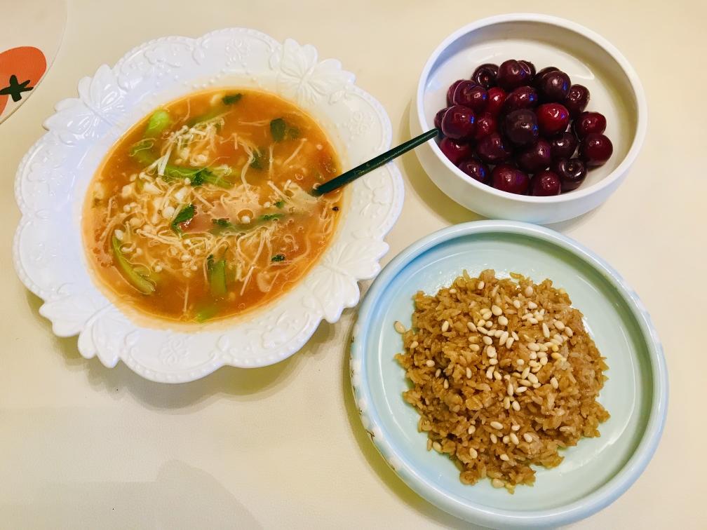 素🉑酱油炒饭、蔬菜菌菇汤的做法