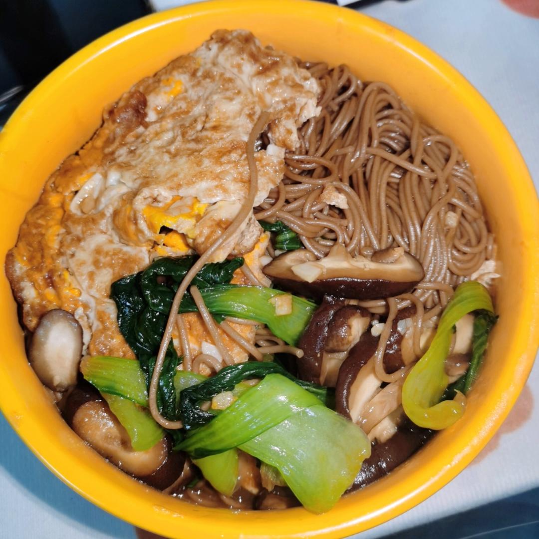 快手五分钟早餐低脂荷包蛋焖荞麦面