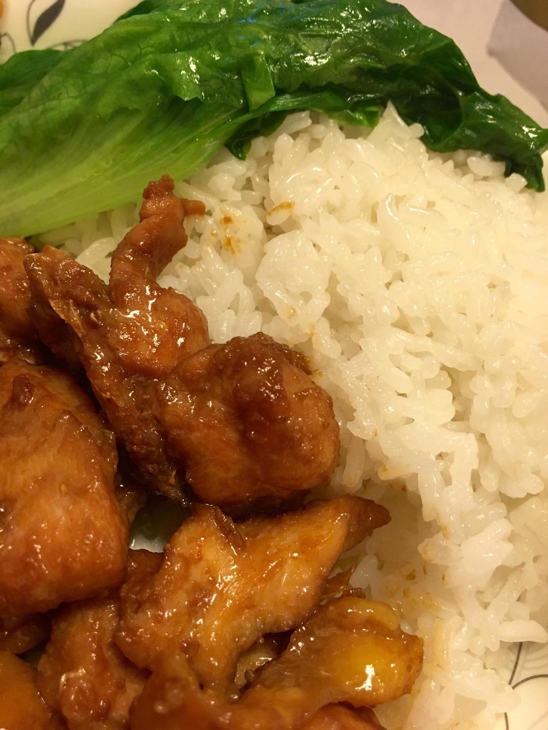 姜葱煎鸡块佐白米饭的做法