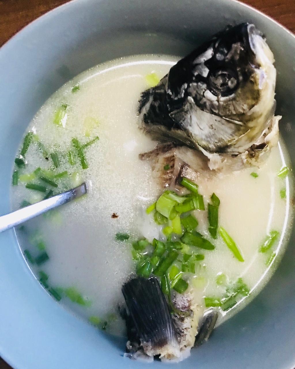 xinbryant做的清炖鲫鱼汤三个关键步骤让你轻松炖出汤浓味鲜色白似奶