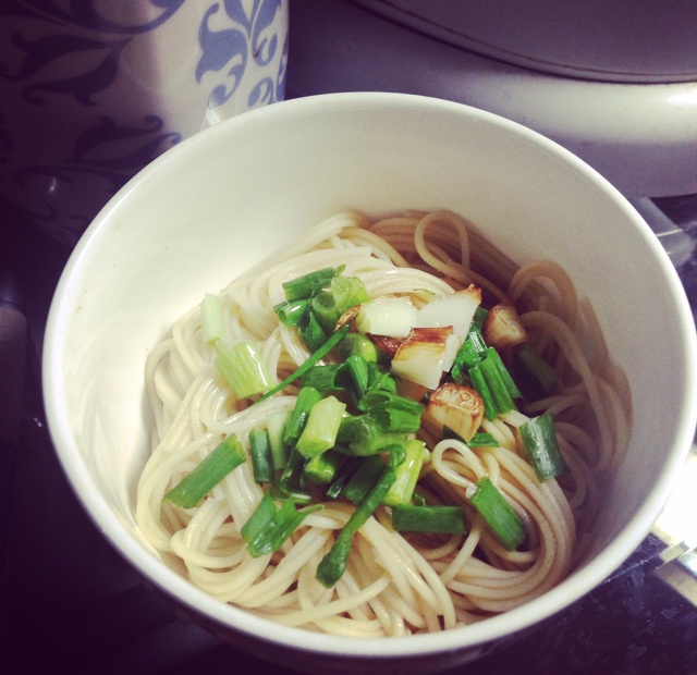 葱爆面—就是汪涵在天天向上里面做的那个啦