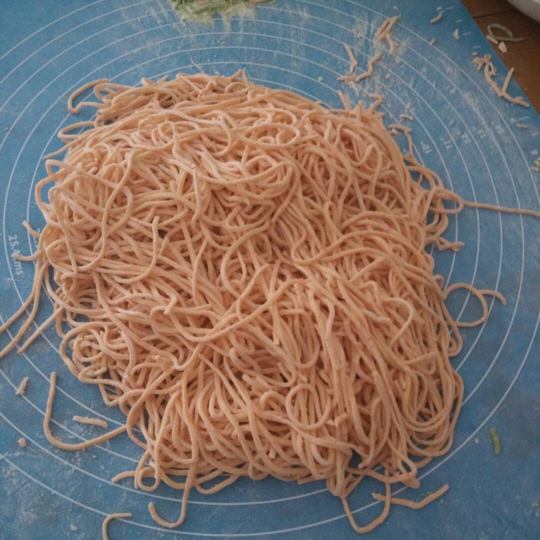 自制纯天然蔬菜汁彩色面条