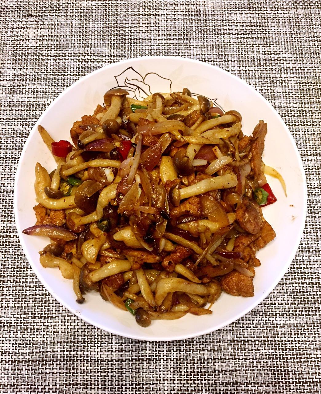 黑椒蟹味菇炒肉