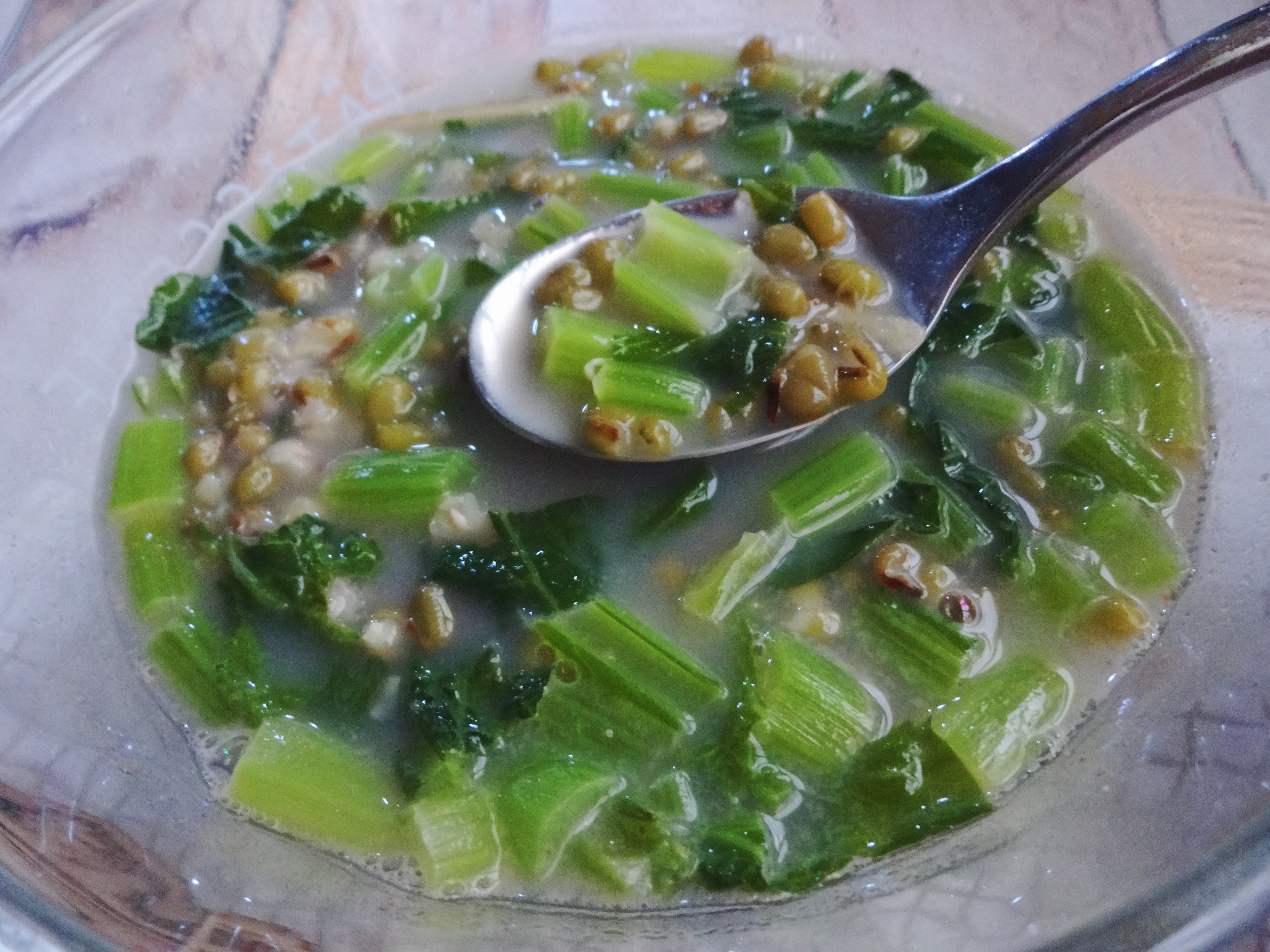 清火祛肿的绿豆小苦菜汤