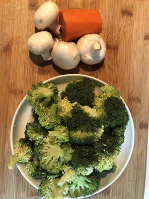 好看又好吃的减肥菜：白蘑菇胡萝卜西兰花的做法 步骤1