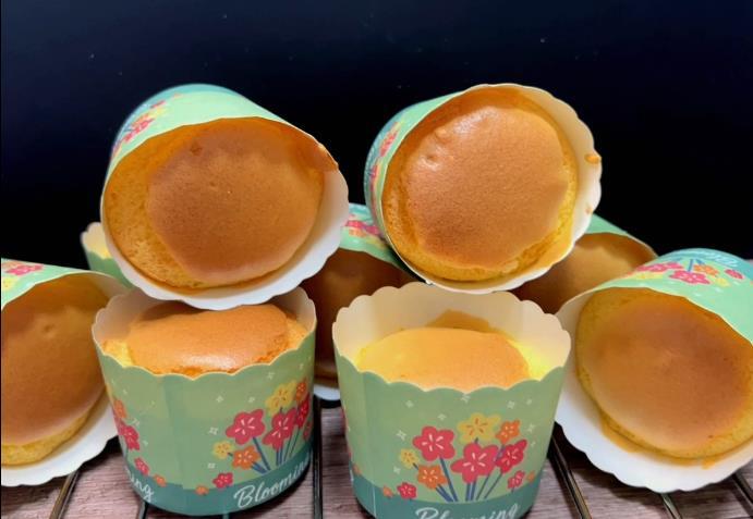 戚风纸杯蛋糕——很好吃的，不缩，不塌，不蘑菇顶