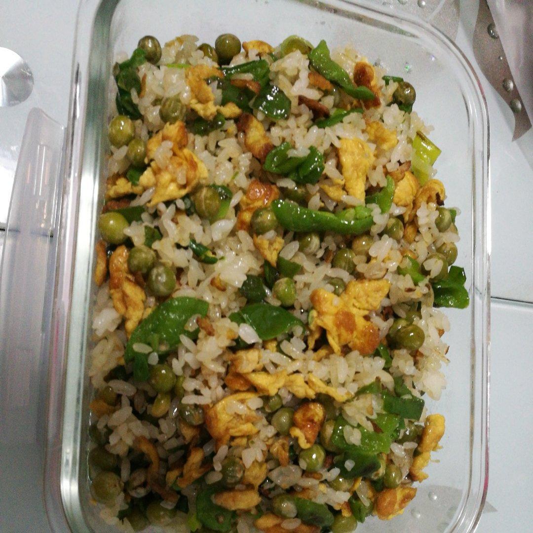 鸡蛋青豆炒米饭